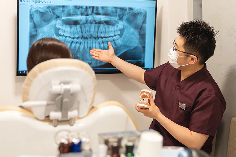 診察台に座って歯や歯茎の状態を確認